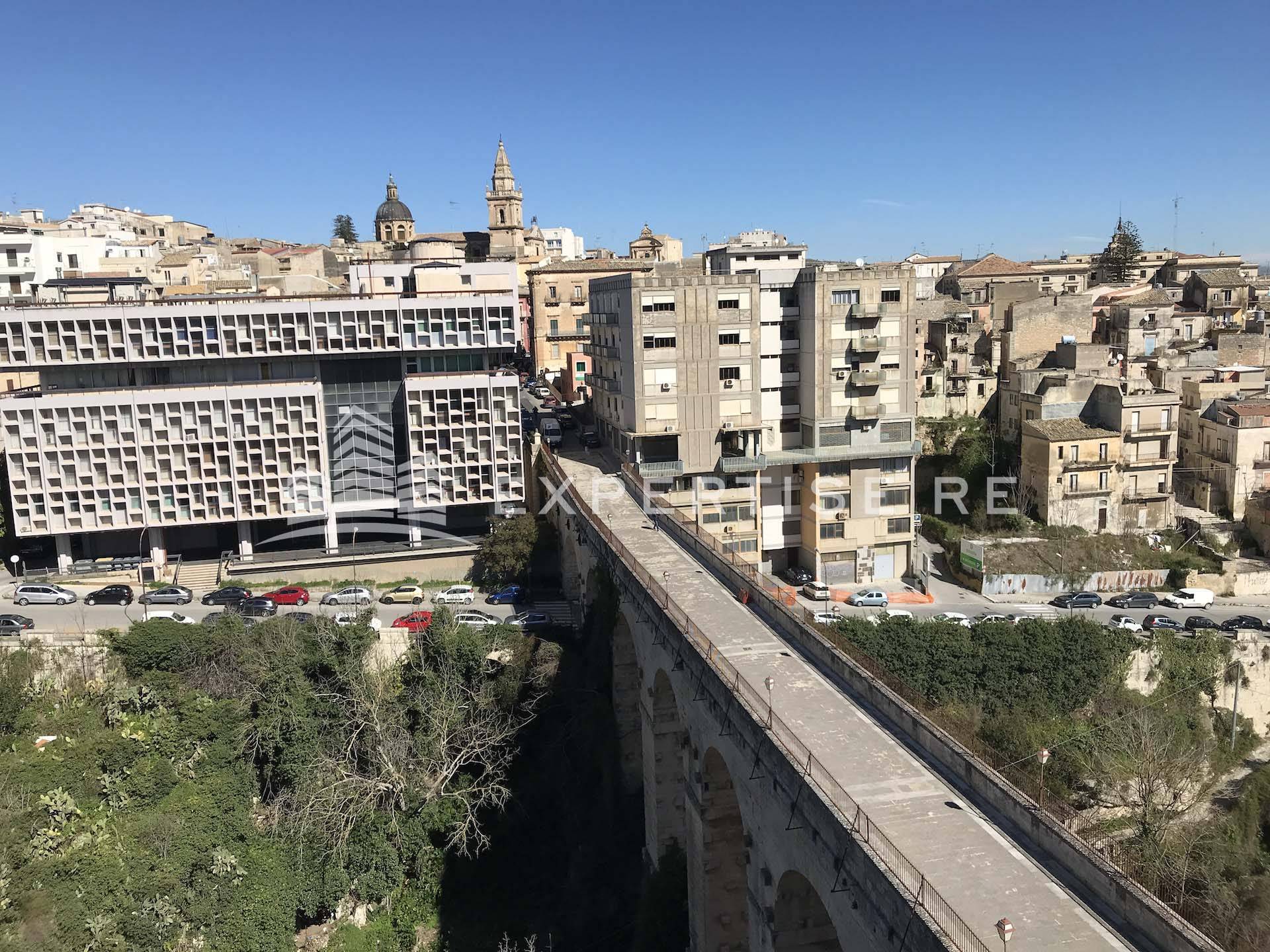 Intero stabile commerciale in vendita a Ragusa, Ibla