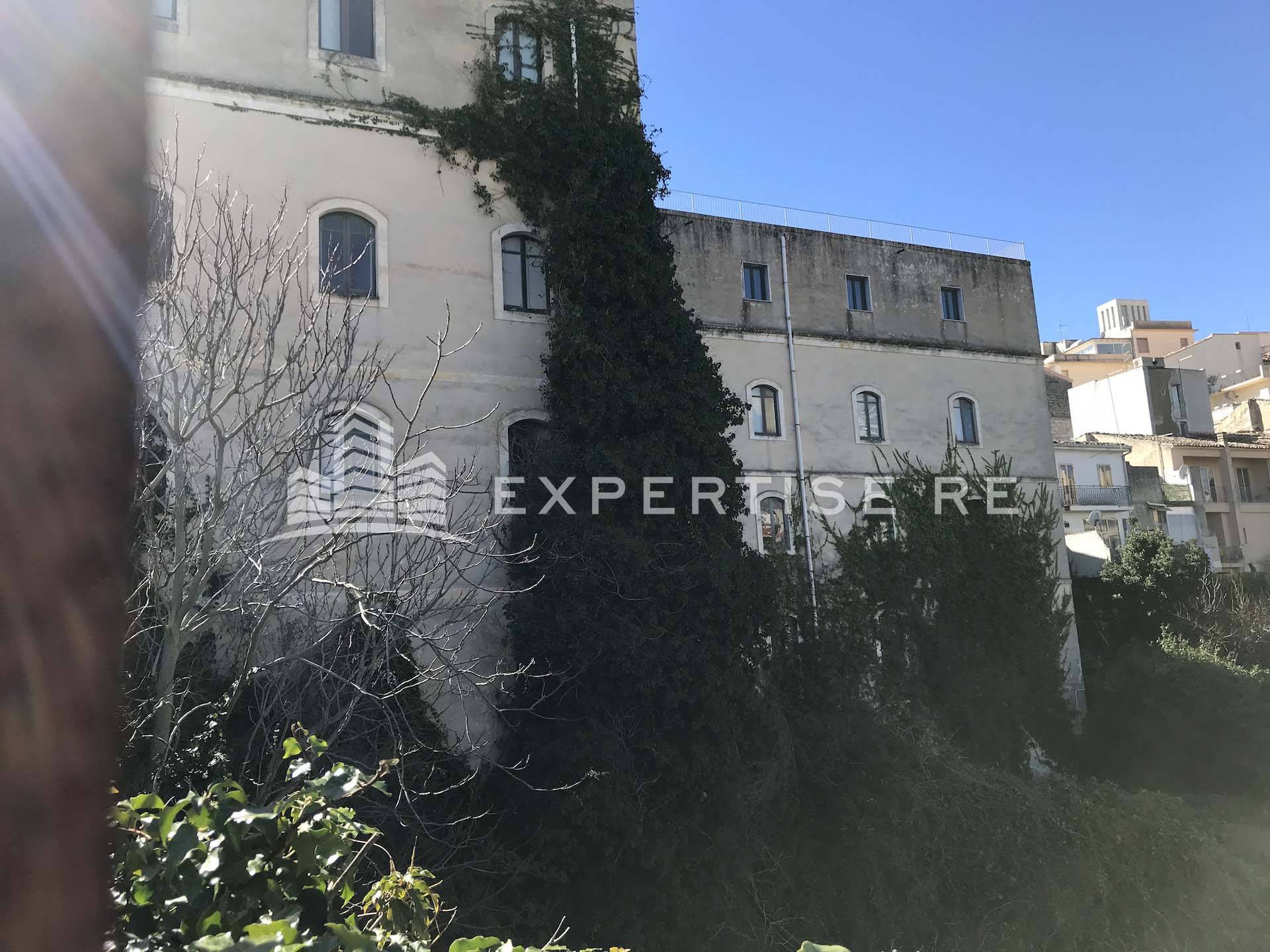 Intero stabile commerciale in vendita a Ragusa, Ibla