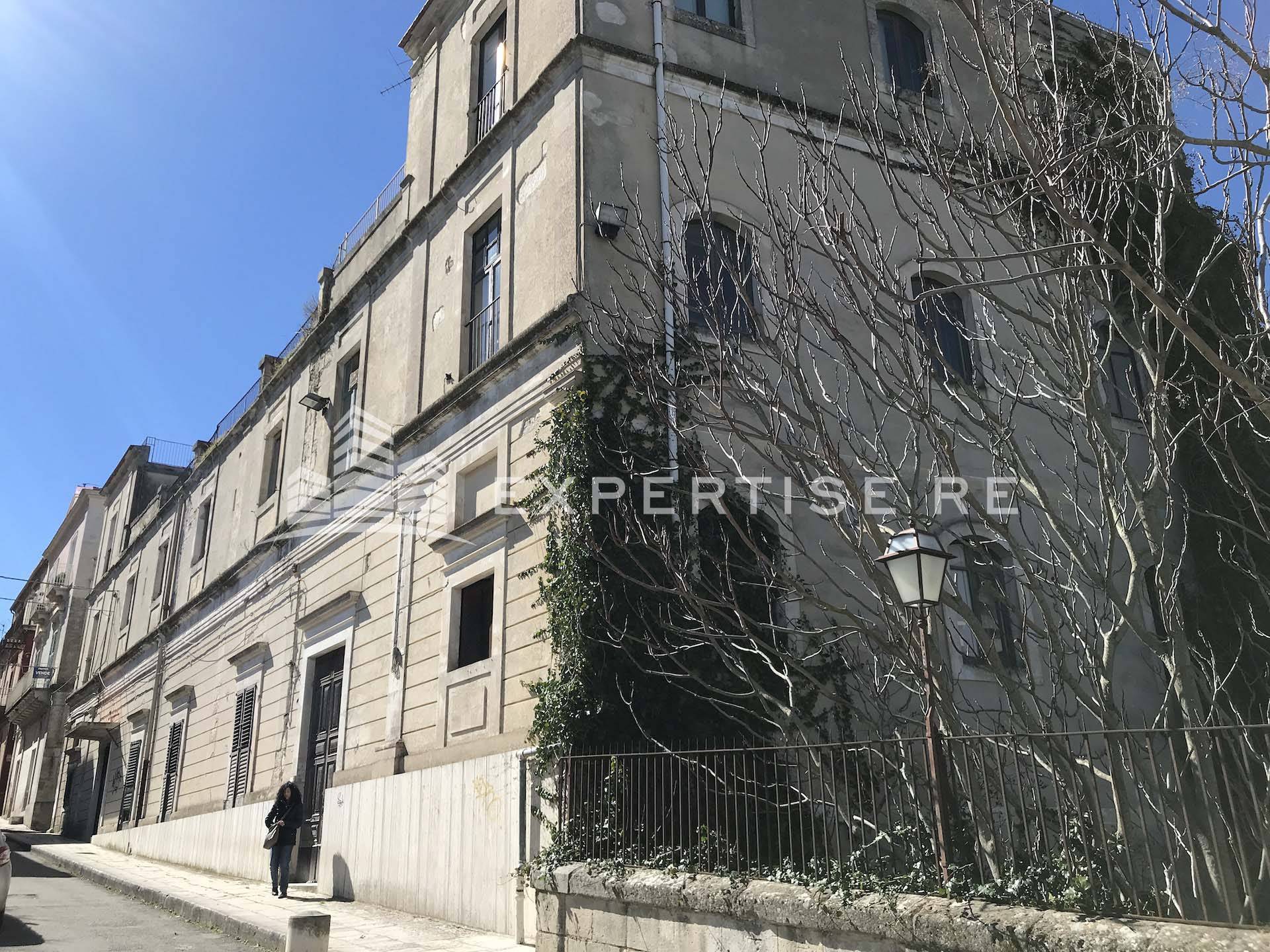 Intero stabile commerciale in vendita a Ragusa, Ibla