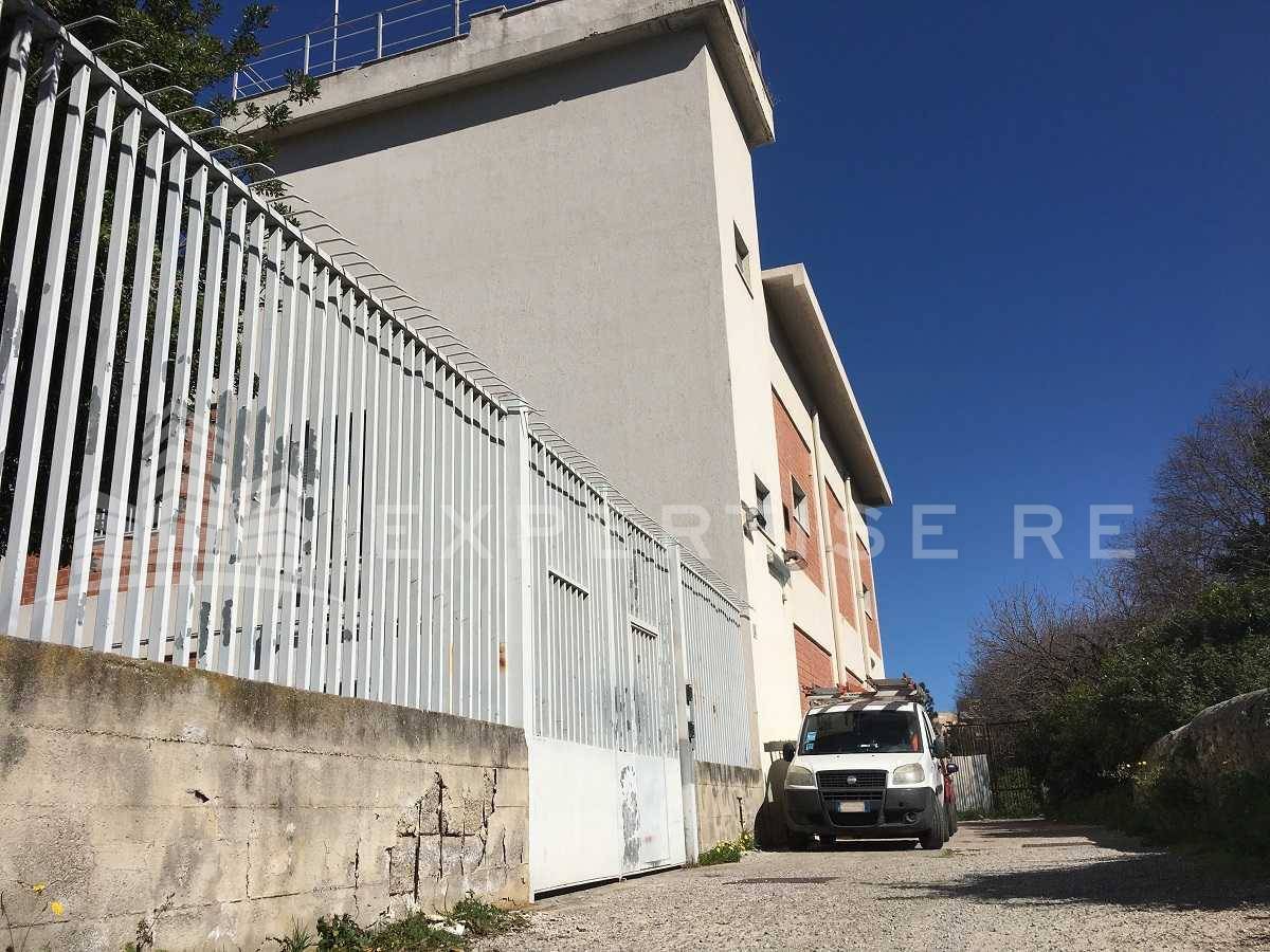 Intero stabile commerciale in vendita a Palermo, Montegrappa
