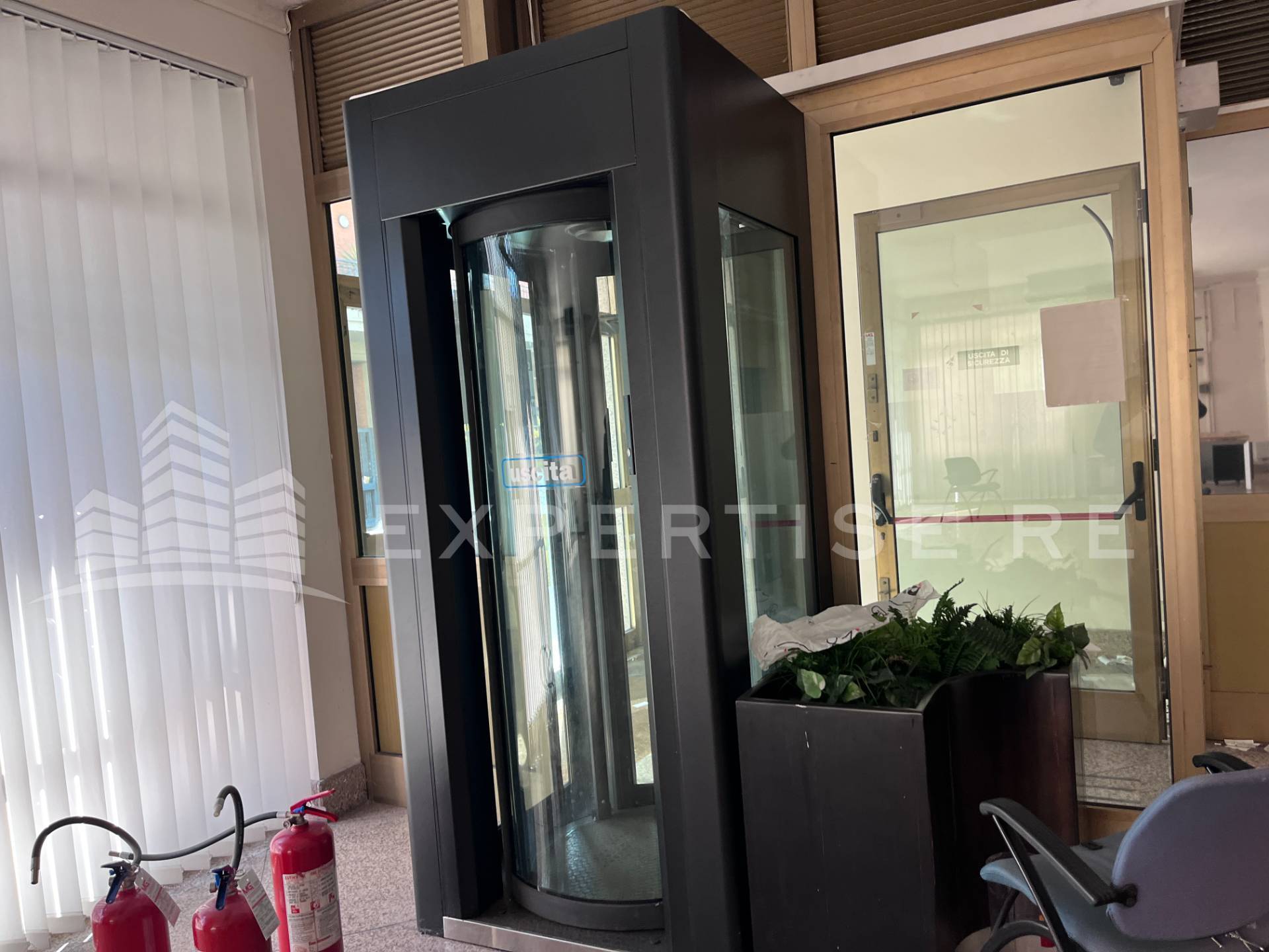 Locale commerciale in vendita a Aci Castello, Ficarazzi