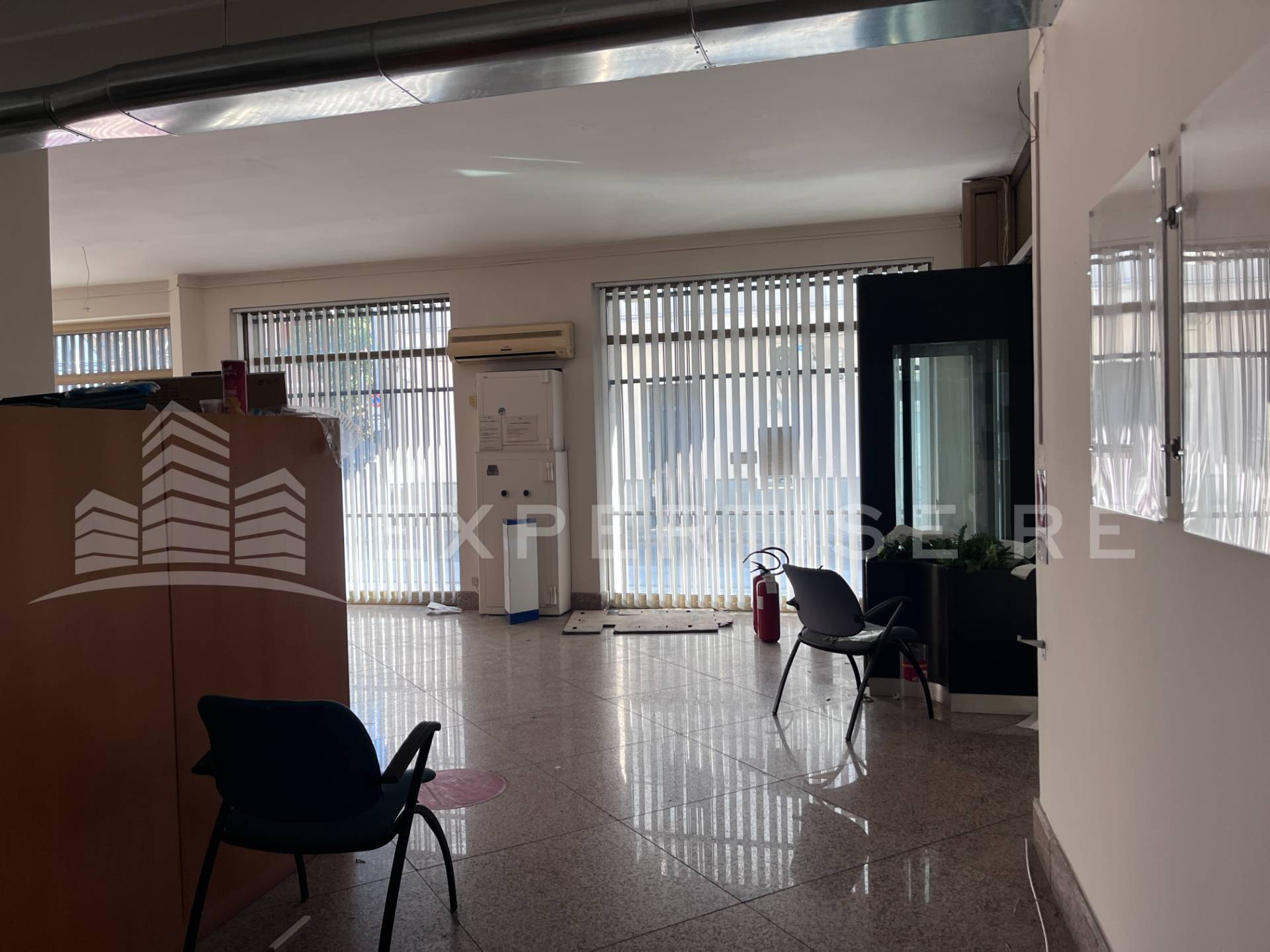 Locale commerciale in vendita a Aci Castello, Ficarazzi