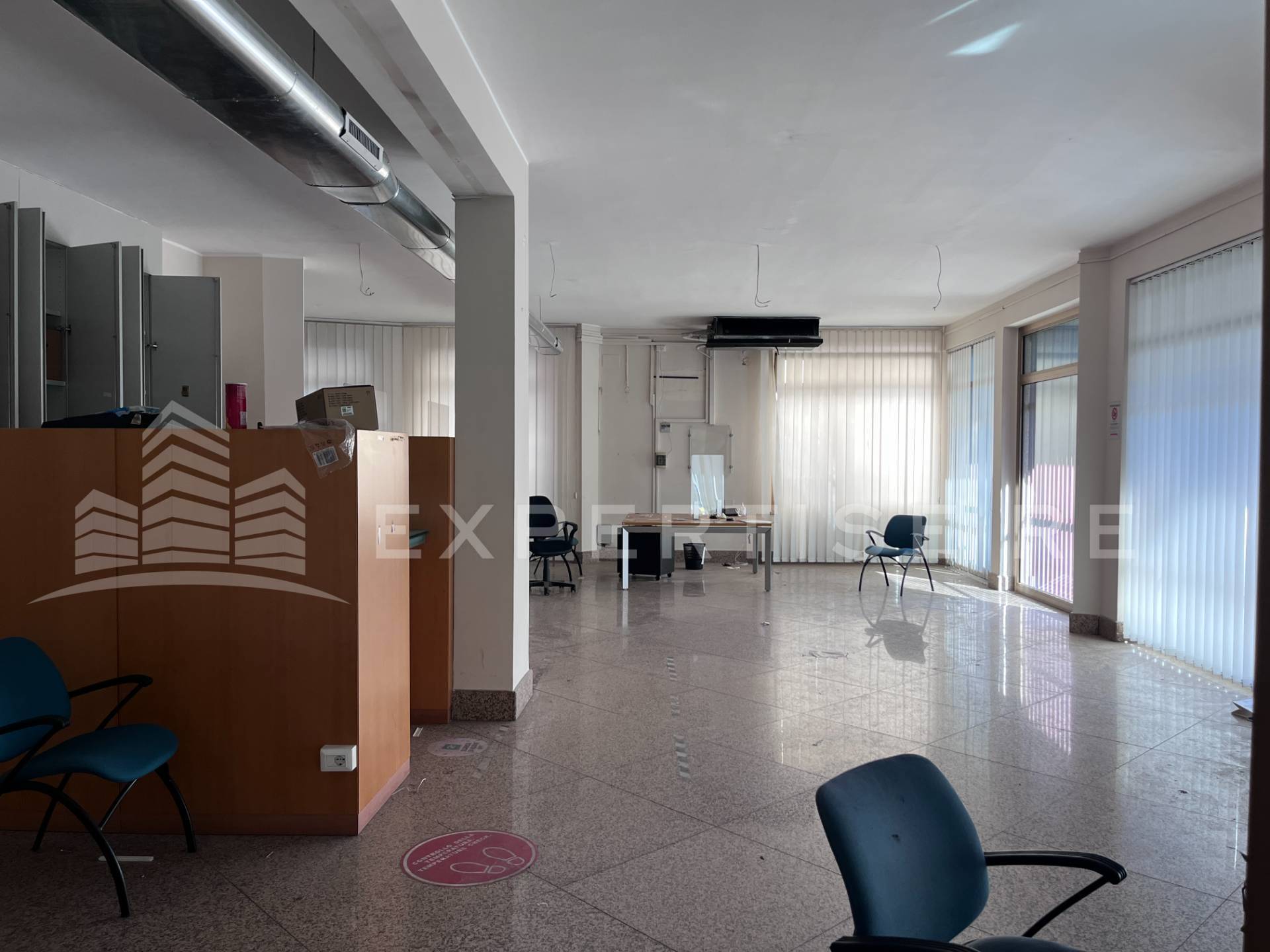 Locale commerciale in vendita a Aci Castello, Ficarazzi