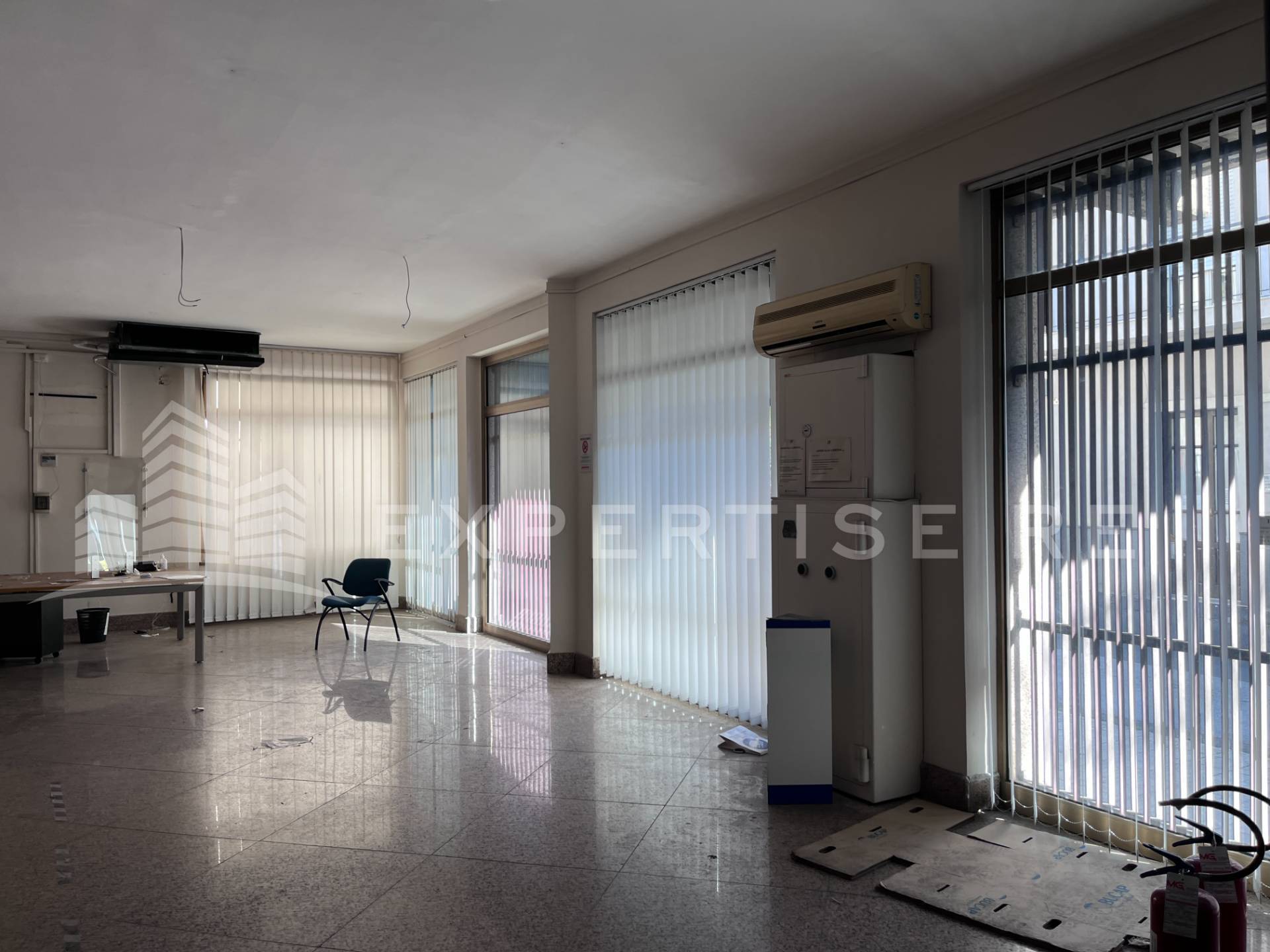 Locale commerciale in vendita a Aci Castello, Ficarazzi