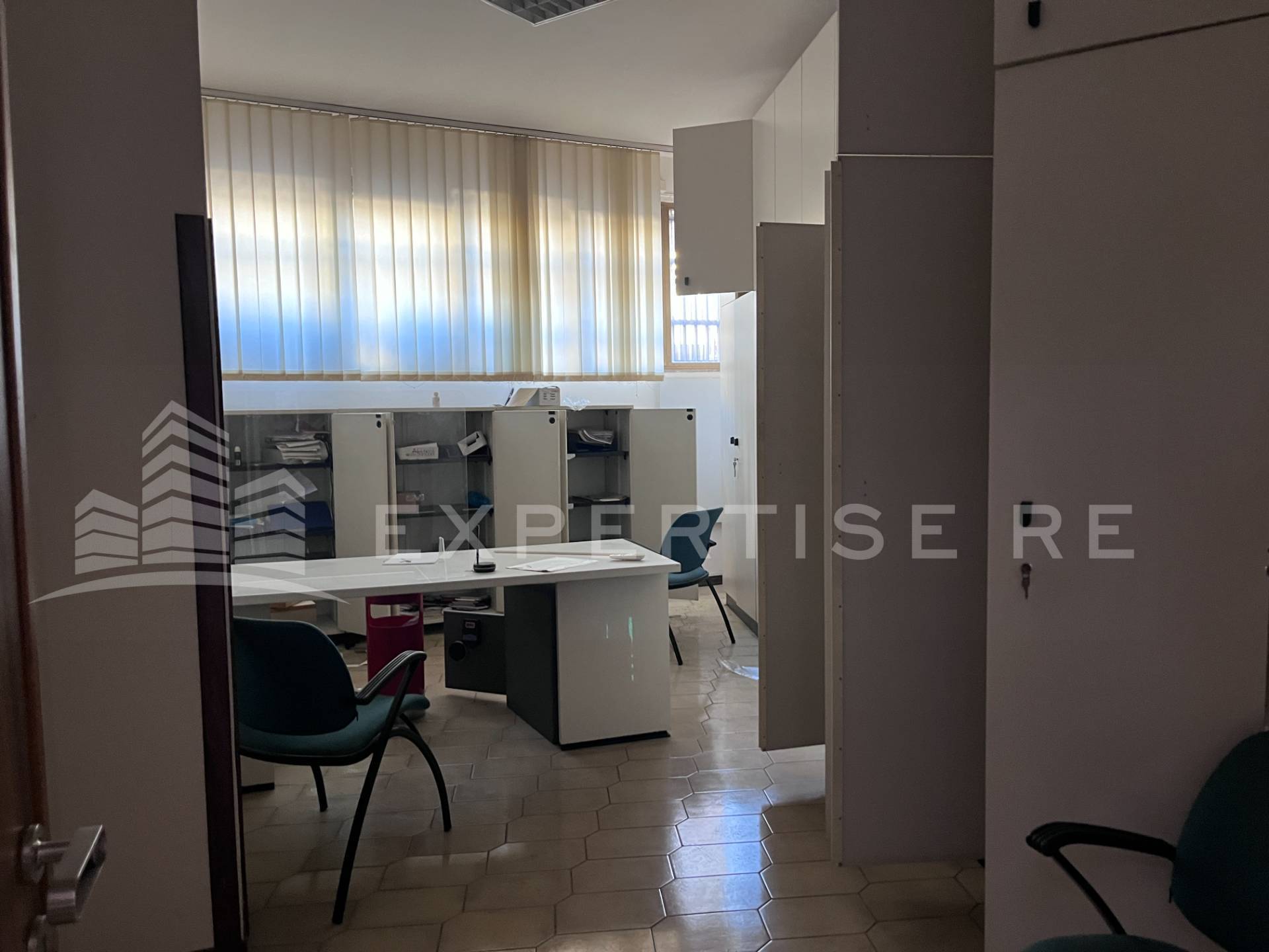 Locale commerciale in vendita a Aci Castello, Ficarazzi