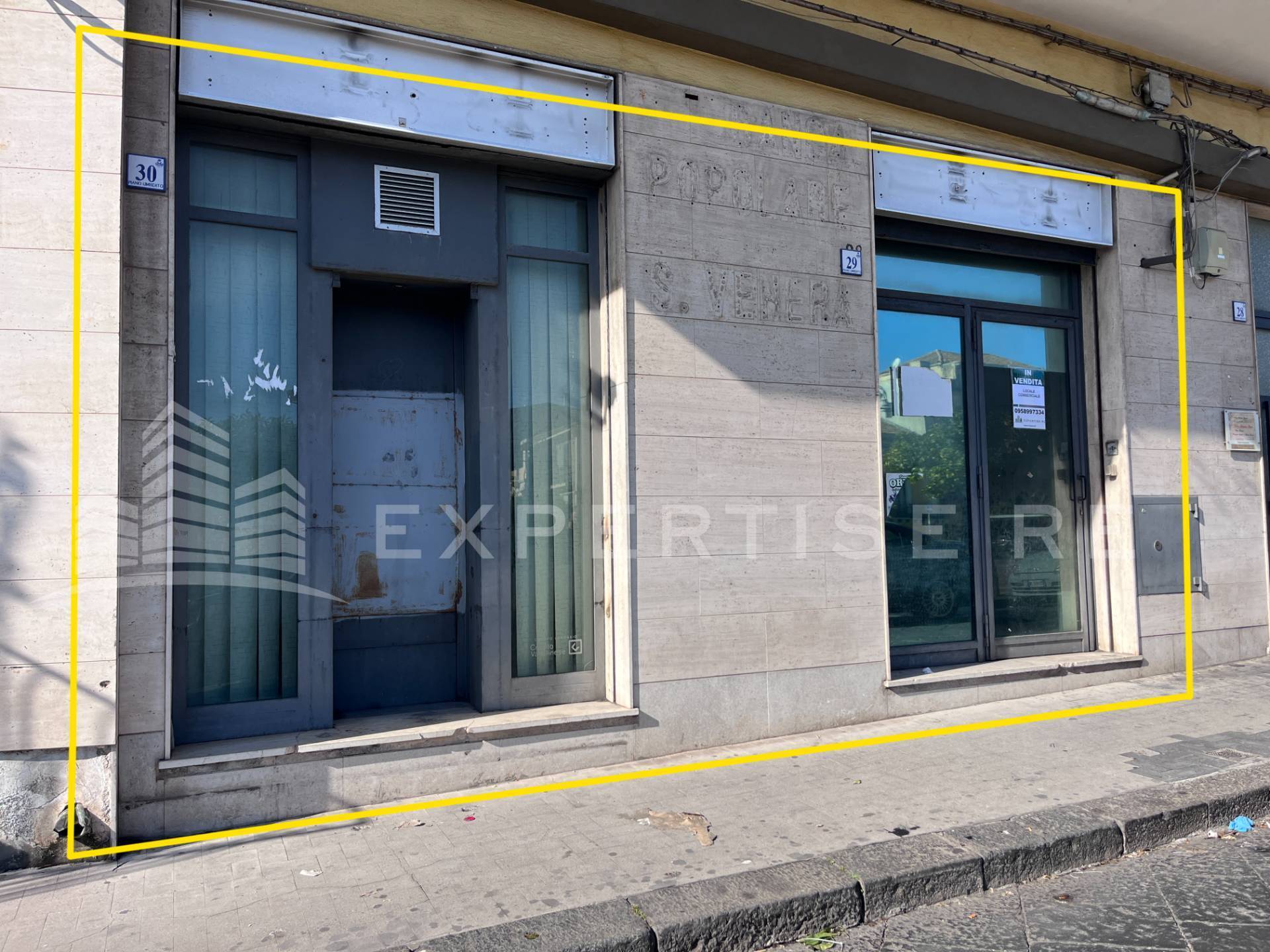 Locale commerciale in vendita a Aci Catena