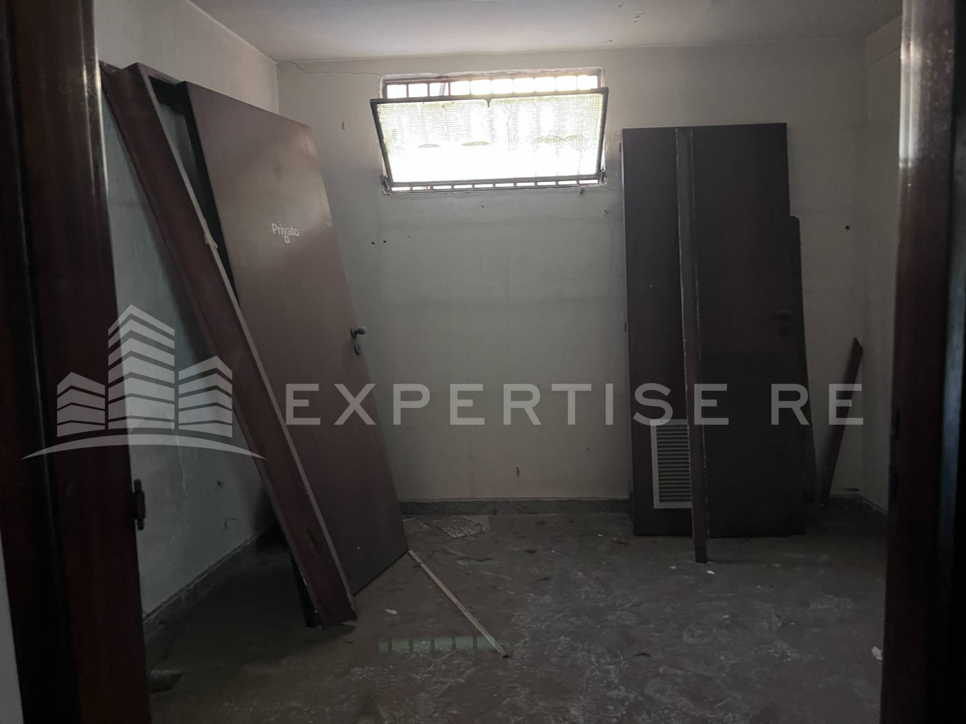 Locale commerciale in vendita a Aci Catena