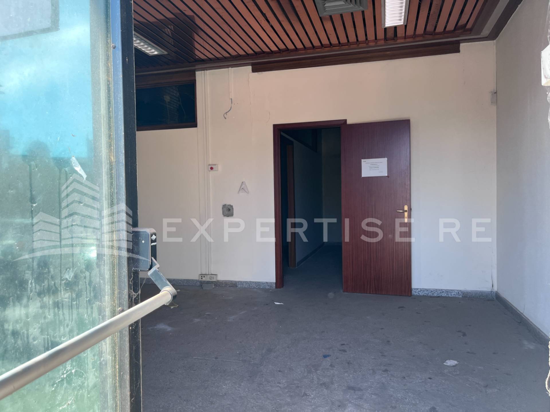 Locale commerciale in vendita a Aci Catena