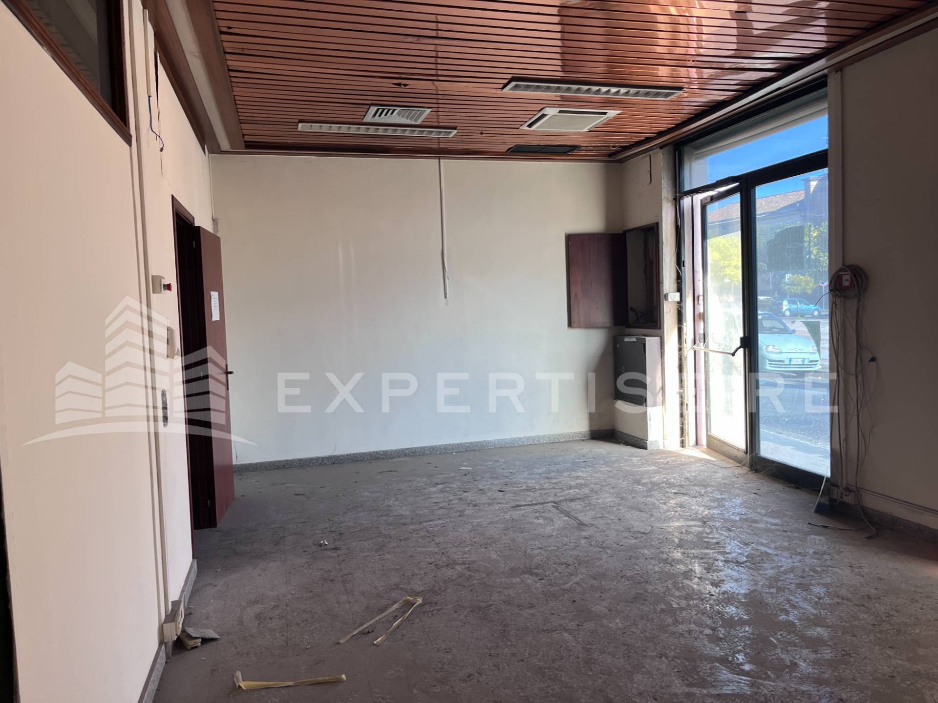 Locale commerciale in vendita a Aci Catena