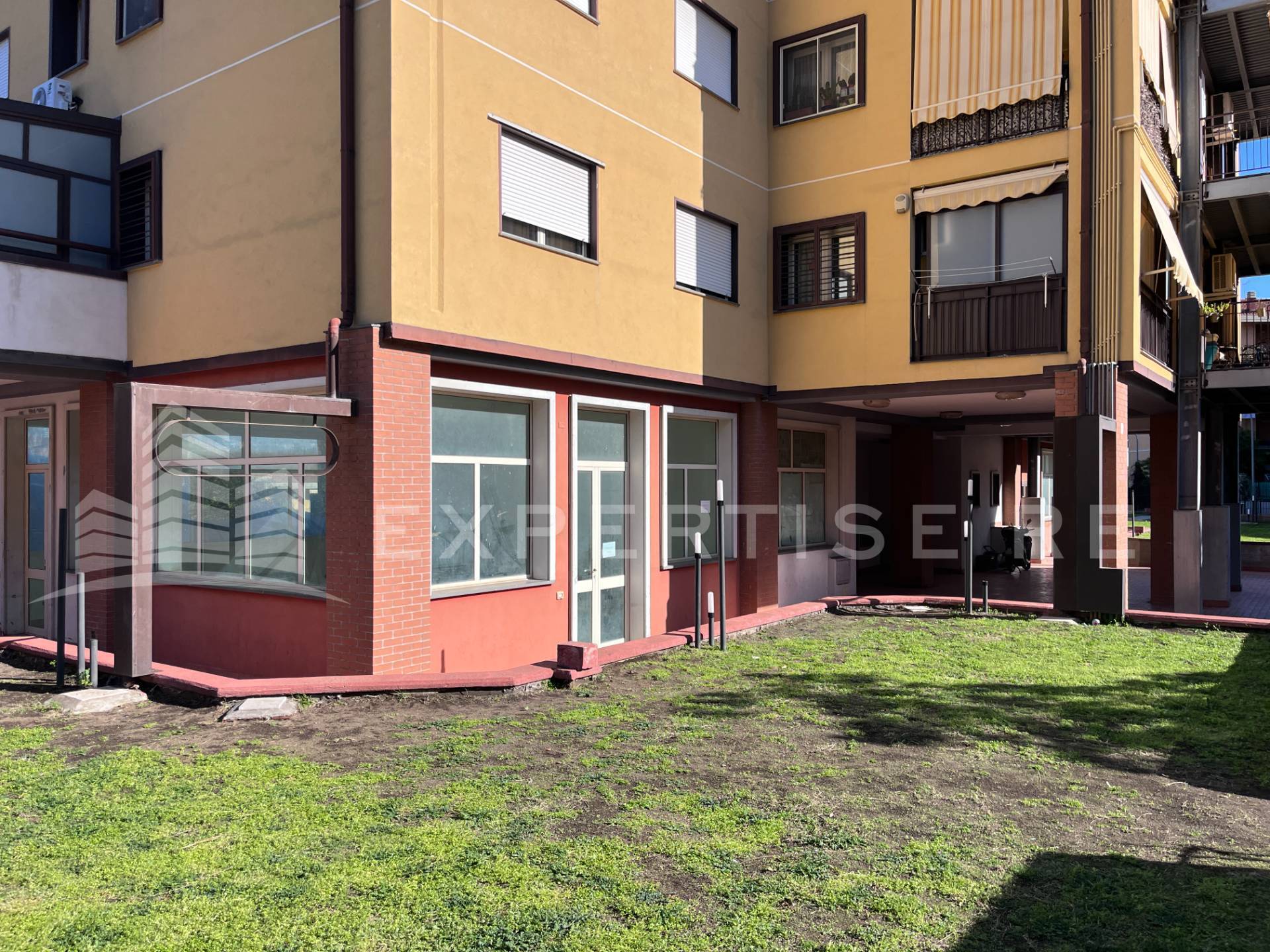 Locale commerciale in vendita a Catania, Librino