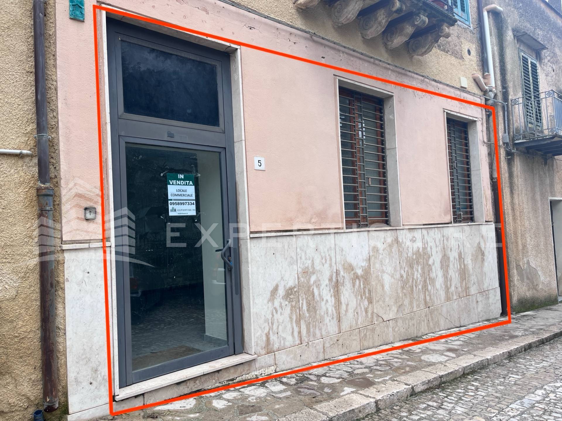 Locale commerciale in vendita a Palazzo Adriano