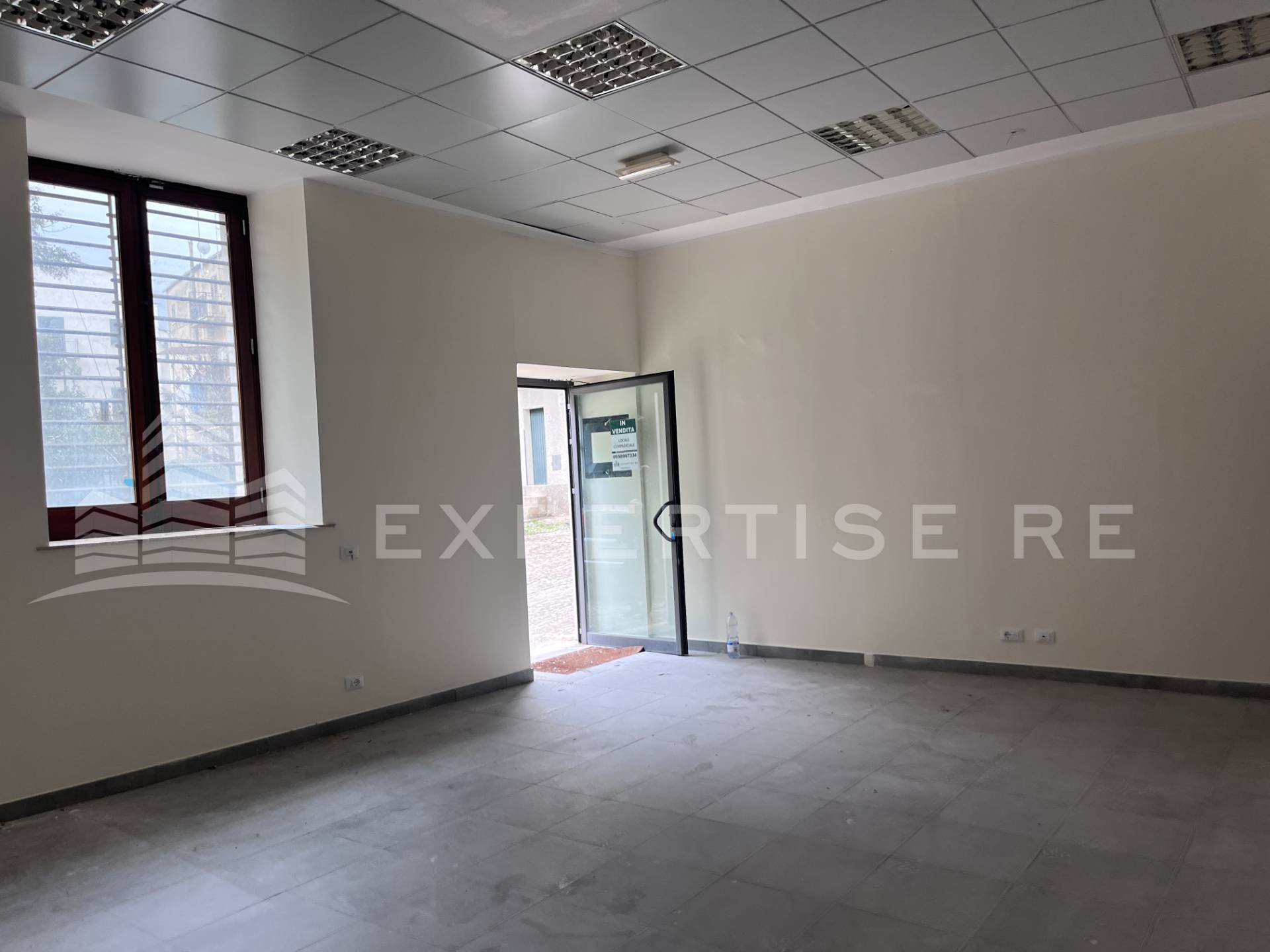 Locale commerciale in vendita a Palazzo Adriano