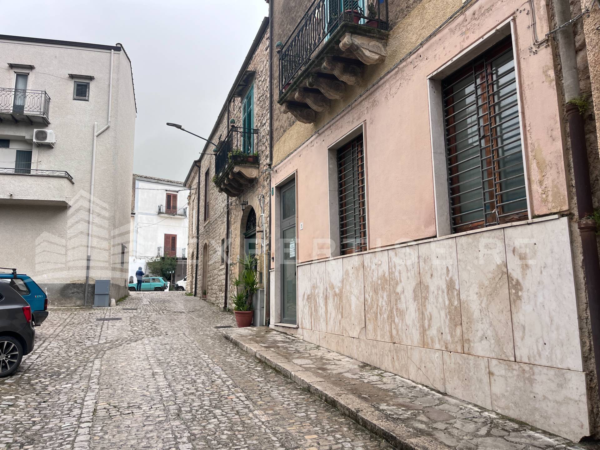 Locale commerciale in vendita a Palazzo Adriano