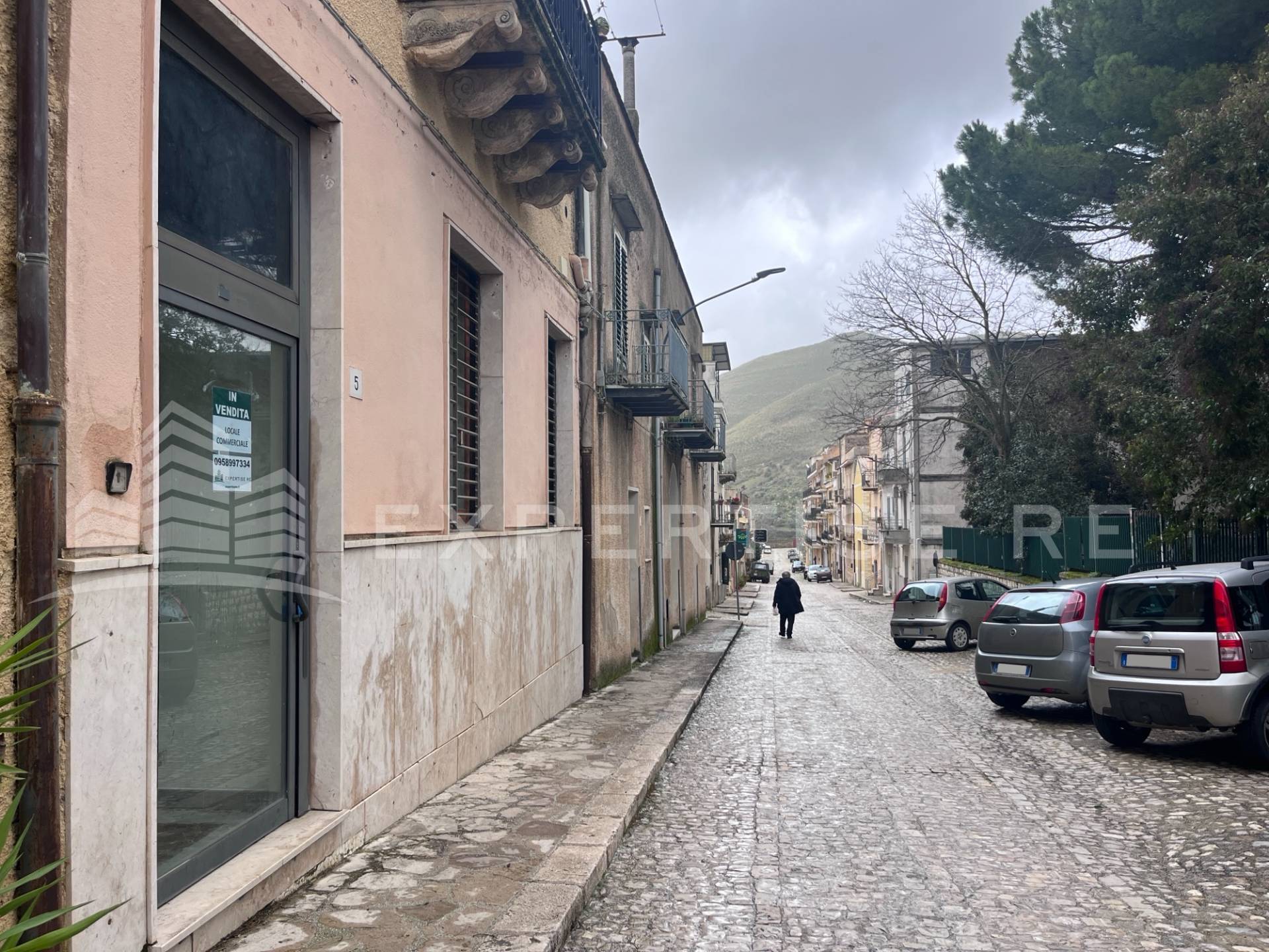 Locale commerciale in vendita a Palazzo Adriano