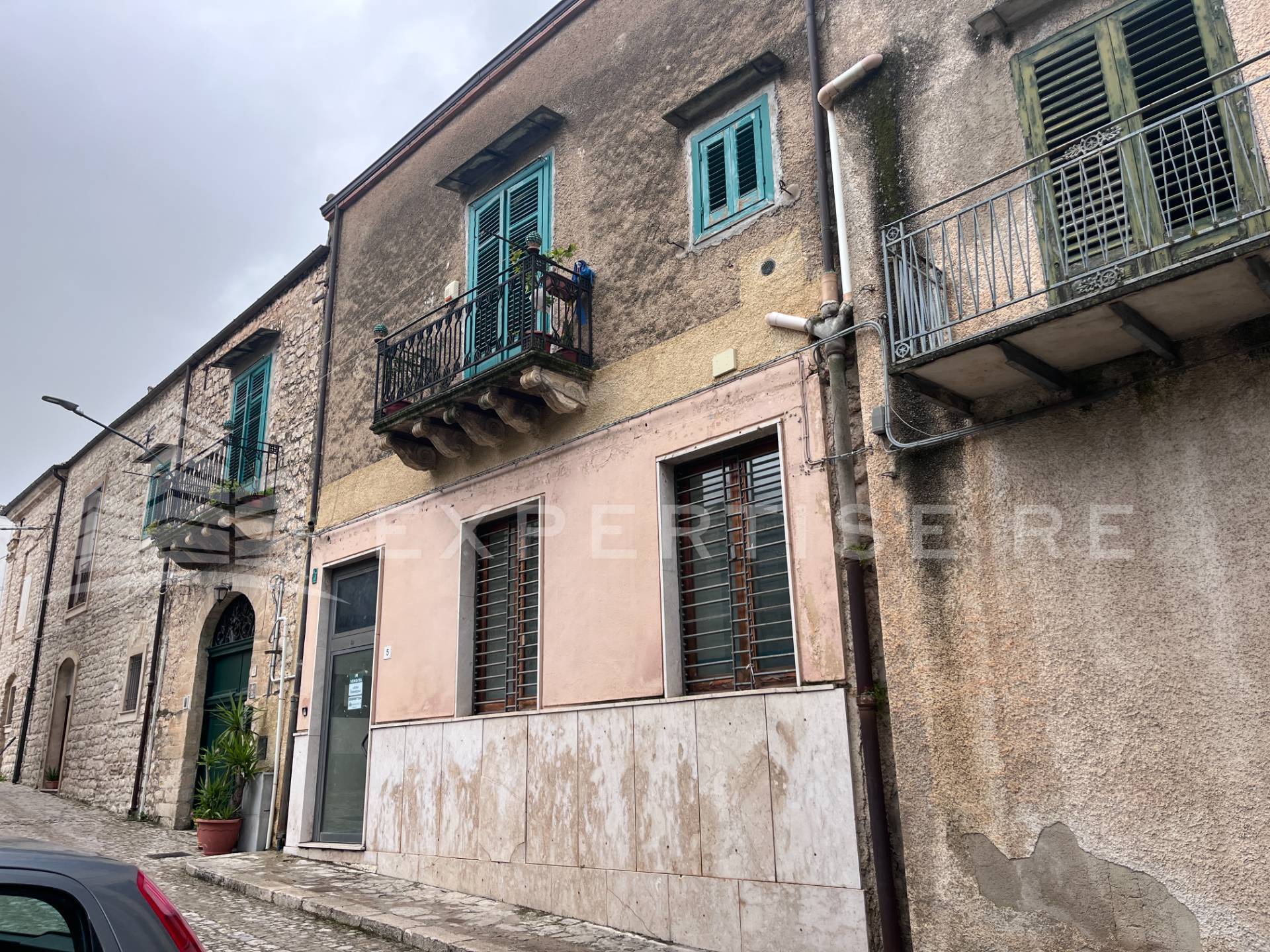 Locale commerciale in vendita a Palazzo Adriano