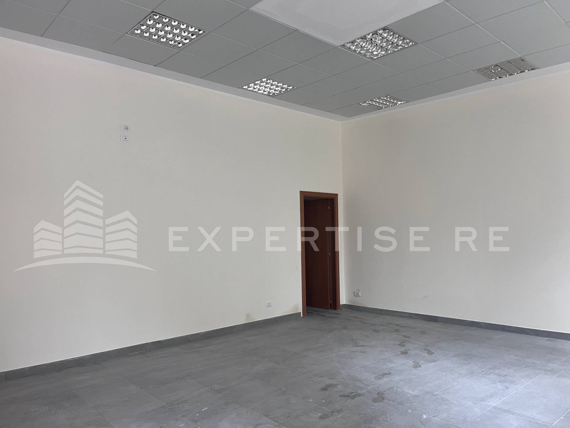 Locale commerciale in vendita a Palazzo Adriano