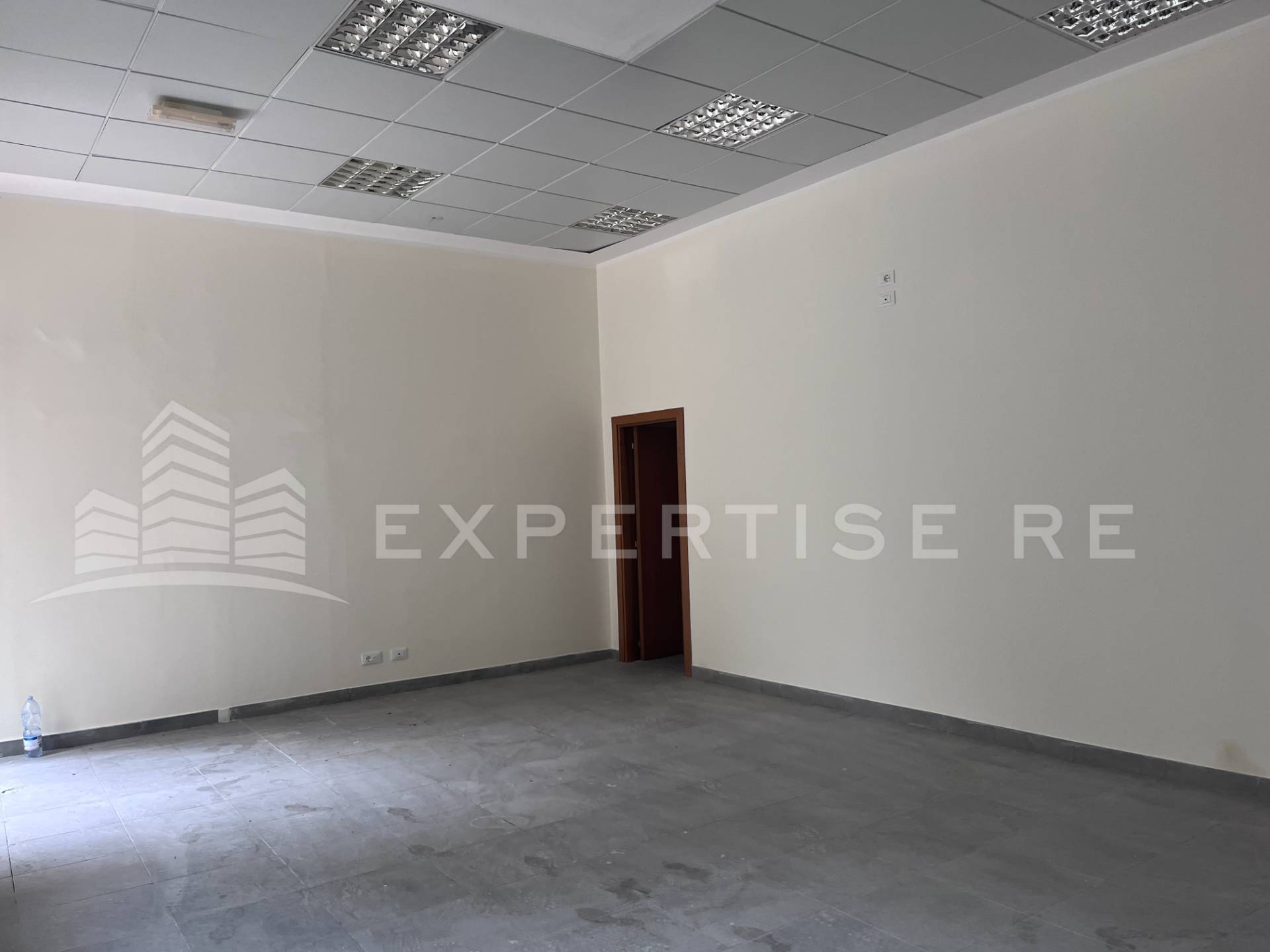 Locale commerciale in vendita a Palazzo Adriano