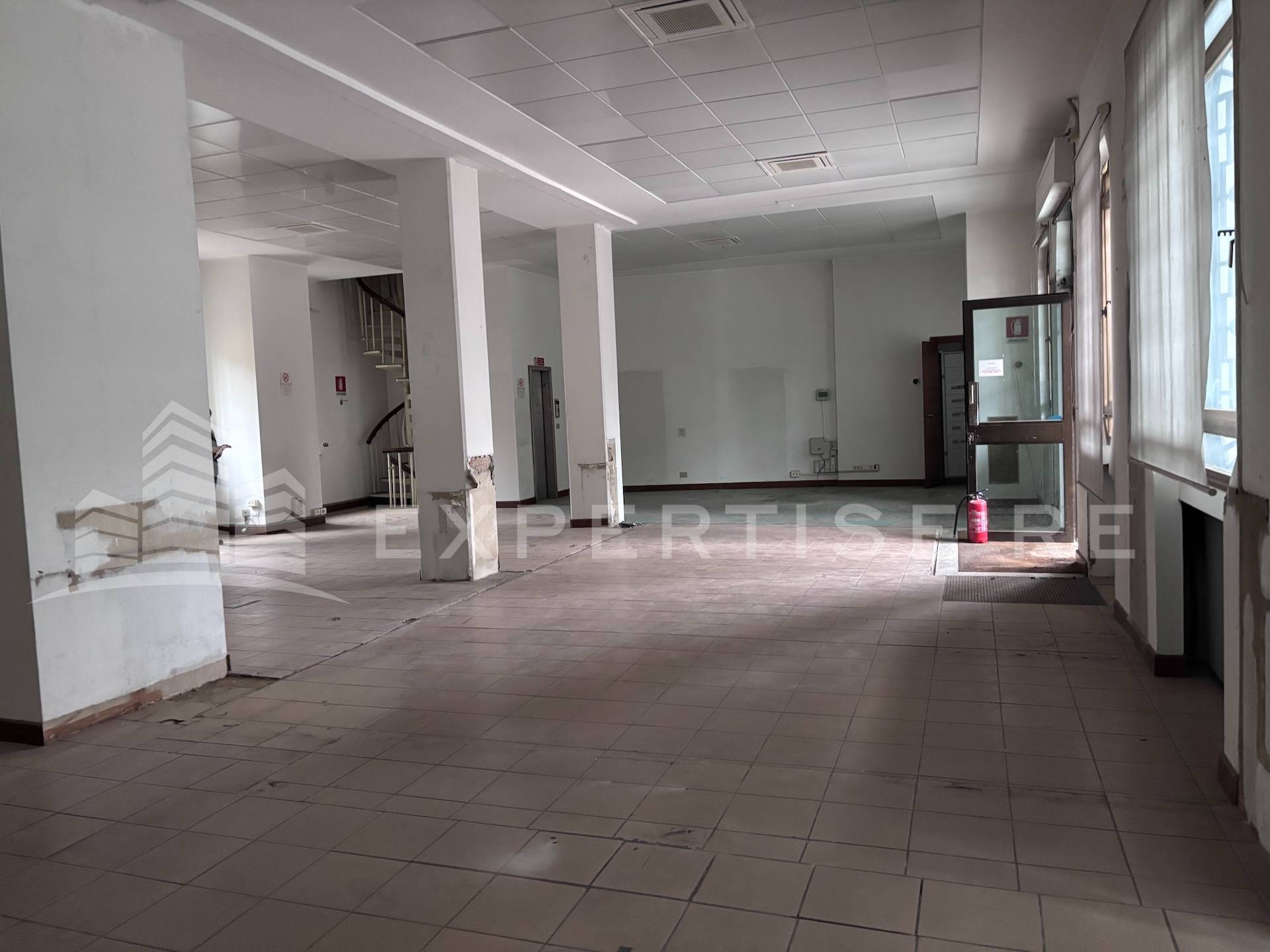 Locale commerciale in vendita a Cabiate