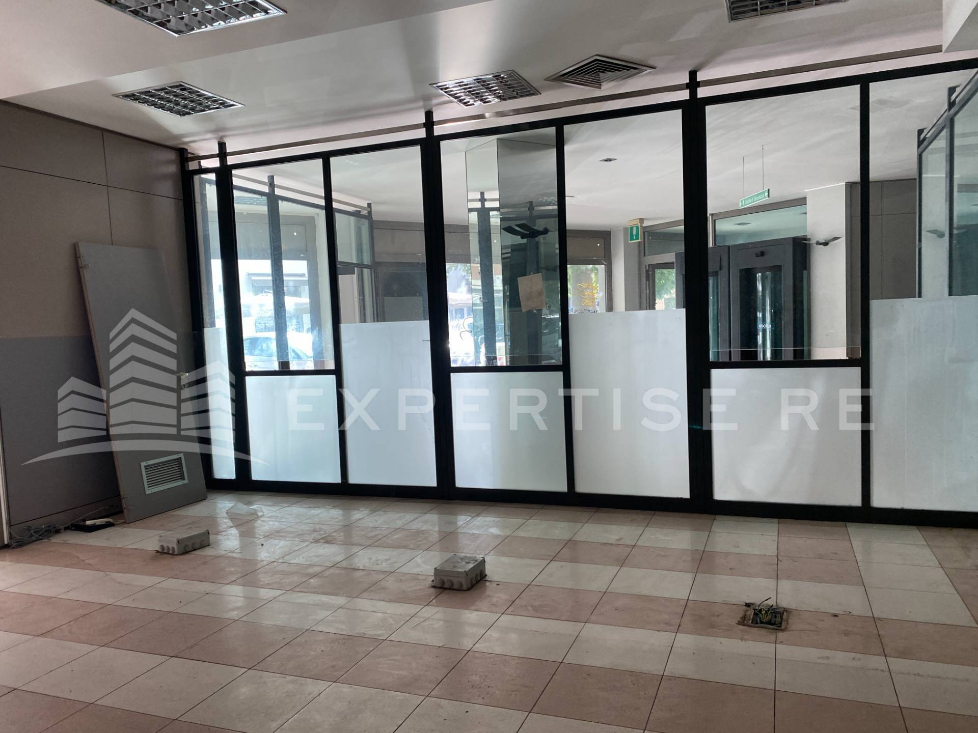 Locale commerciale in affitto a Palermo, Libert