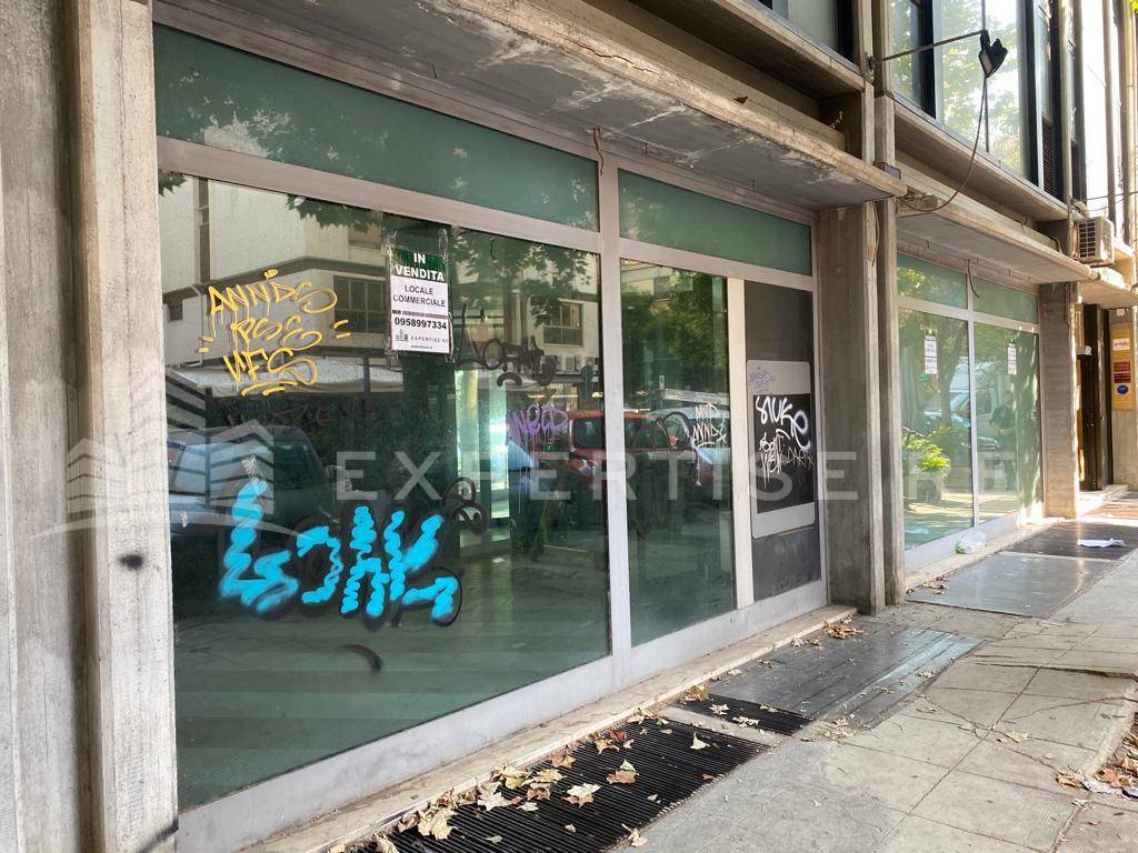 Locale commerciale in affitto a Palermo, Libert