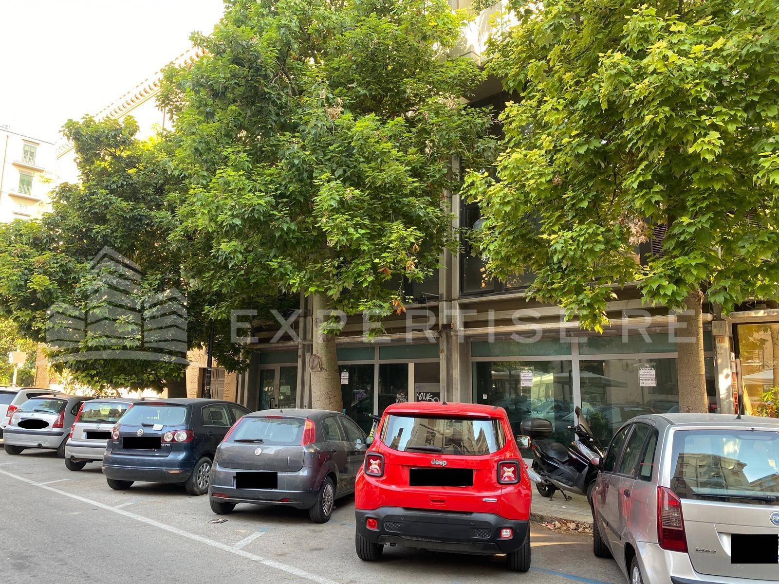 Locale commerciale in affitto a Palermo, Libert