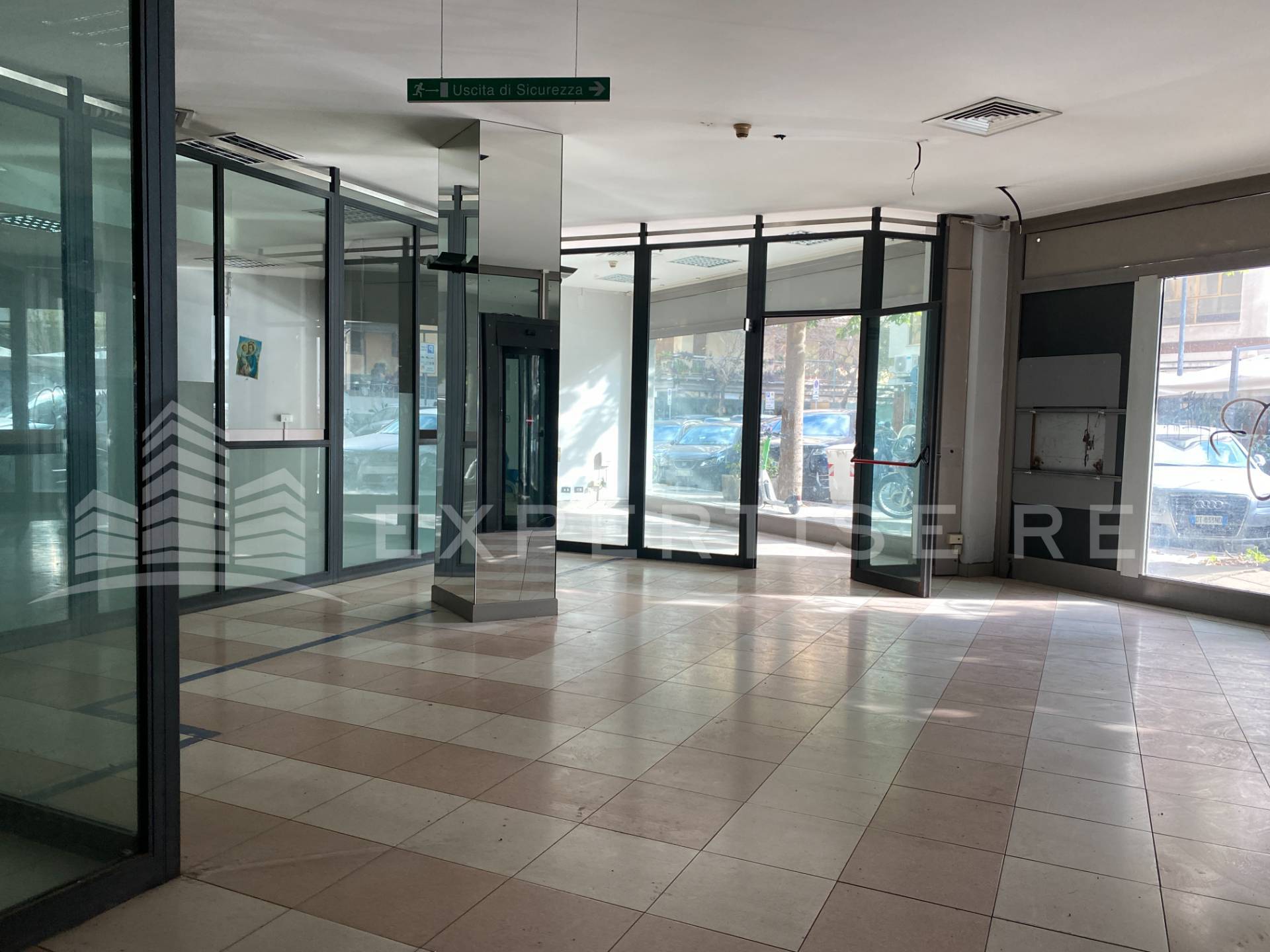 Locale commerciale in affitto a Palermo, Libert