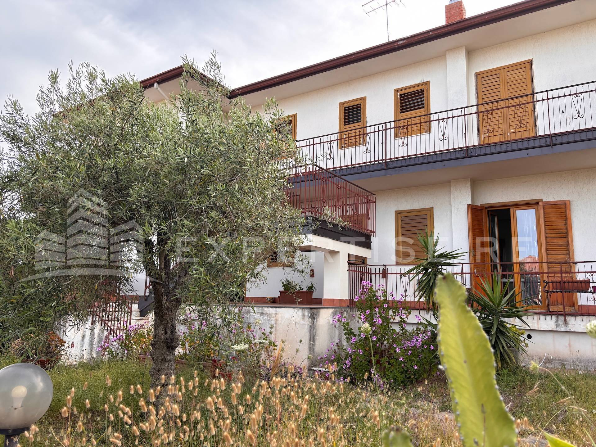 Intero stabile residenziale in vendita a Mascalucia