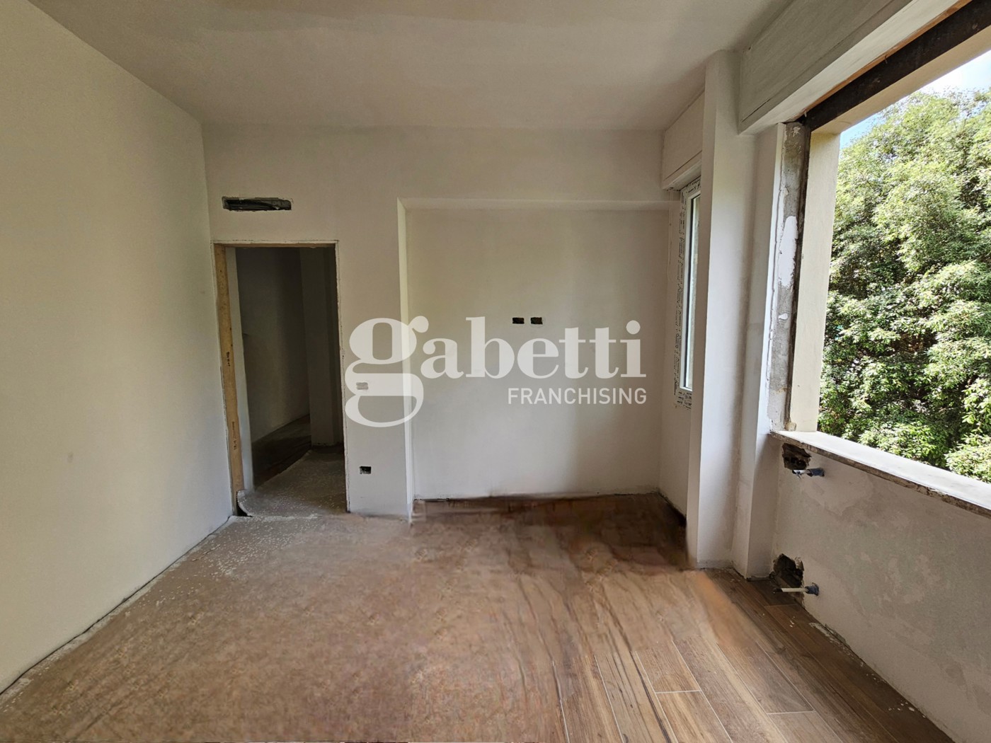 Trilocale con box a Firenze