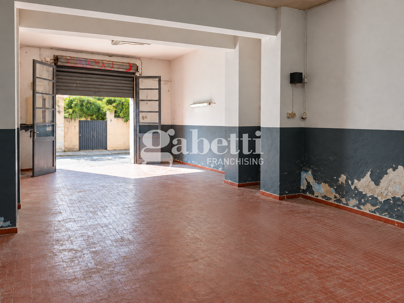 Magazzino con box doppio a Firenze