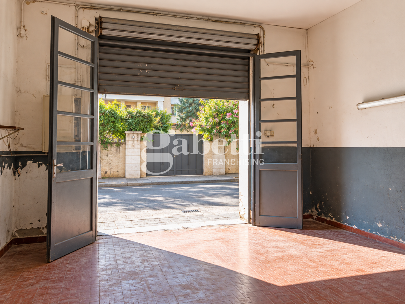 Magazzino con box doppio a Firenze