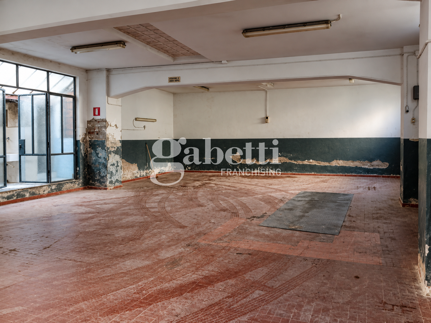 Magazzino con box doppio a Firenze