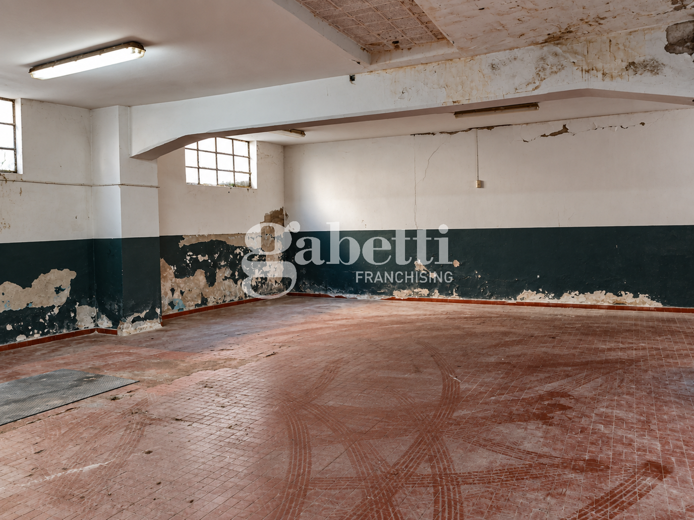 Magazzino con box doppio a Firenze