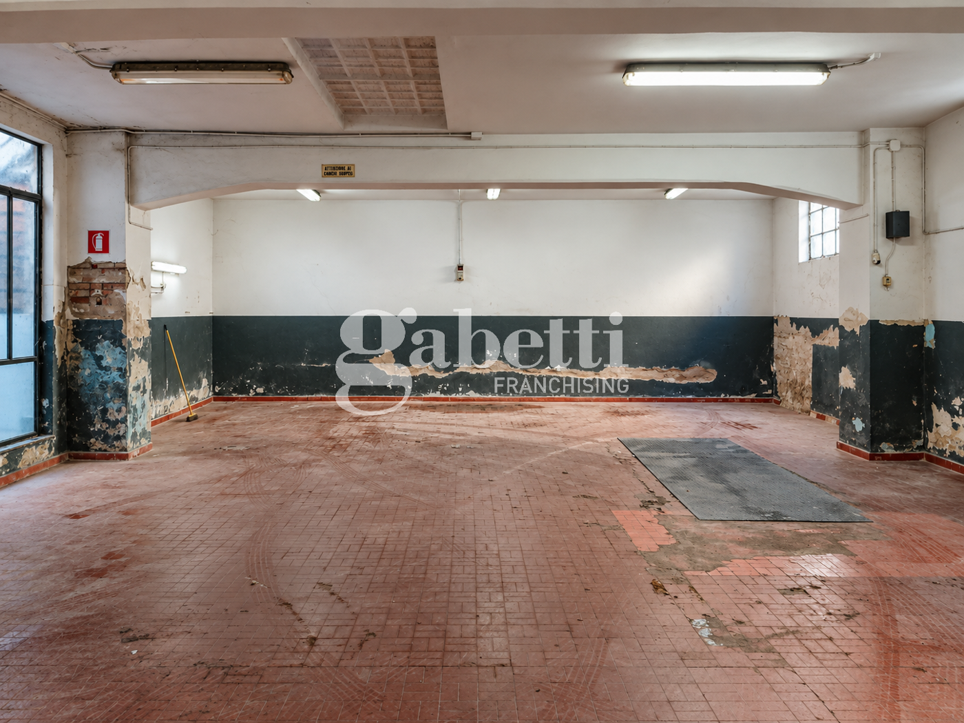 Magazzino con box doppio a Firenze