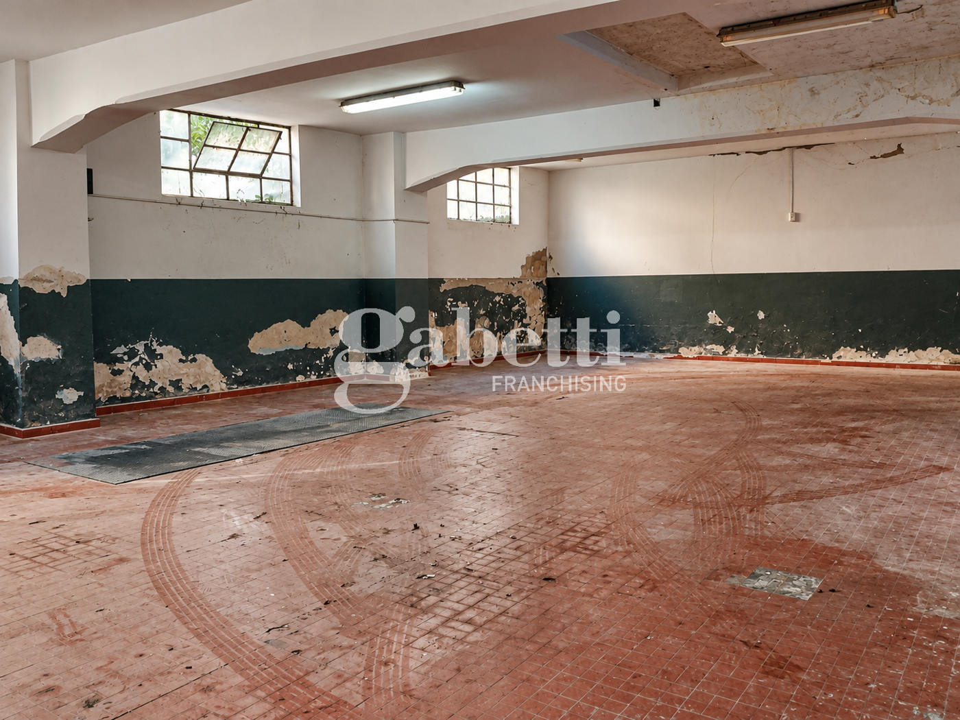 Magazzino con box doppio a Firenze
