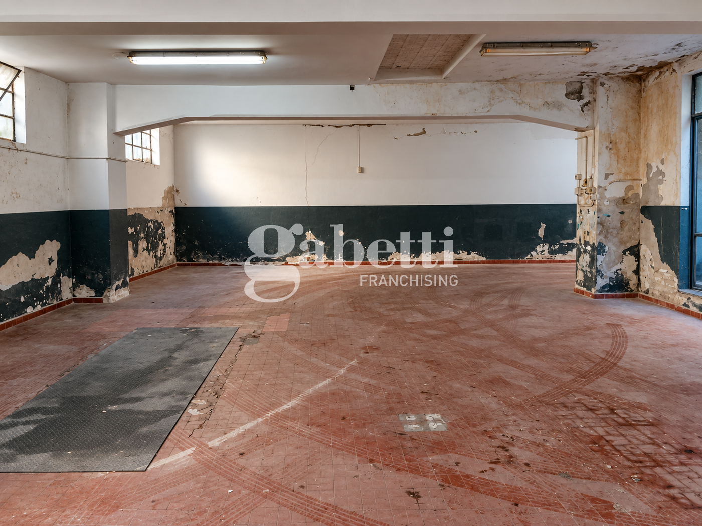 Magazzino con box doppio a Firenze