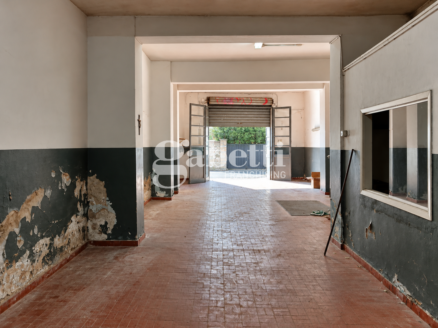 Magazzino con box doppio a Firenze