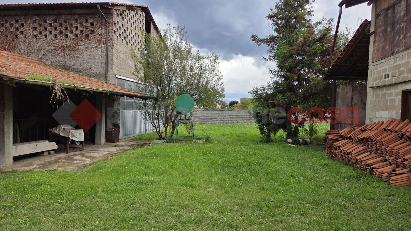 Villa con giardino a Busto Garolfo