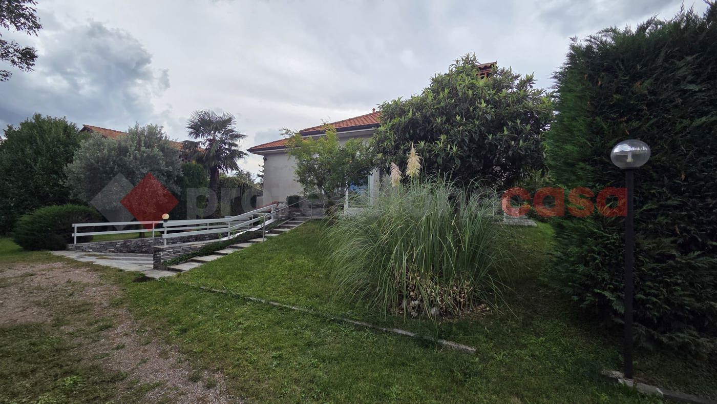 Villa con giardino a Busto Garolfo