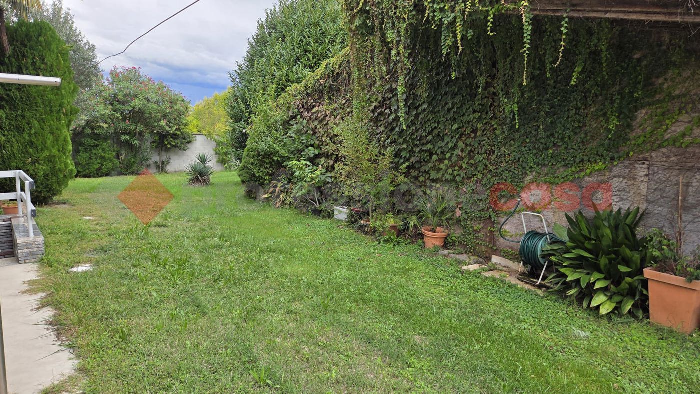 Villa con giardino a Busto Garolfo