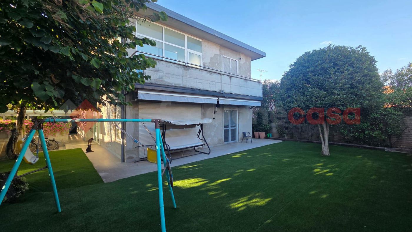 Villa con giardino a Dairago