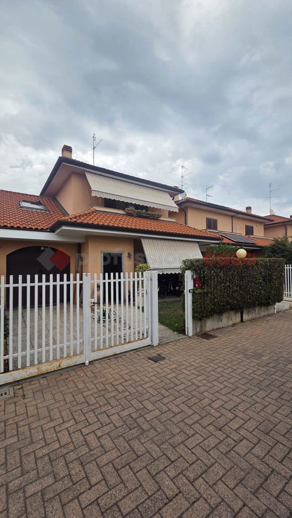 Villa con giardino a Arconate