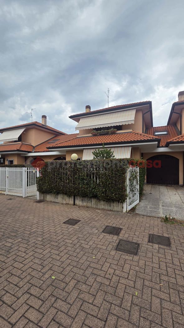Villa con giardino a Arconate