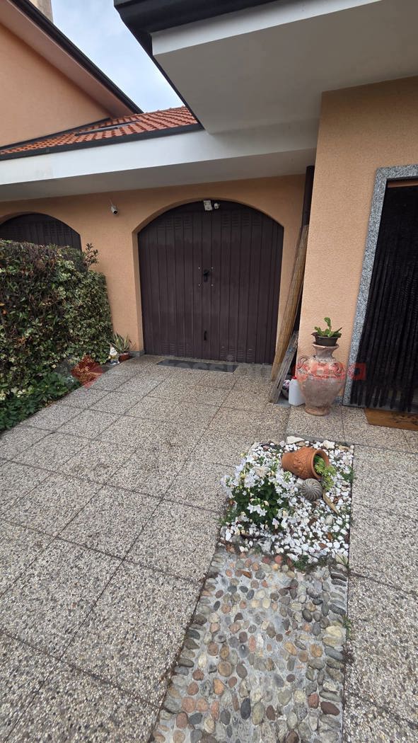 Villa con giardino a Arconate