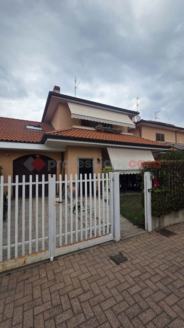 Villa con giardino a Arconate