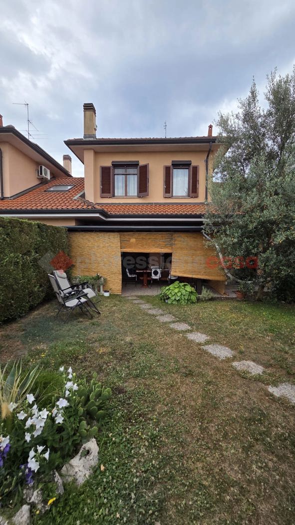 Villa con giardino a Arconate