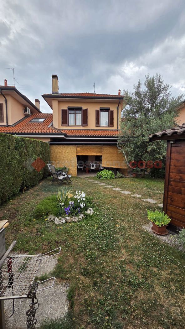 Villa con giardino a Arconate