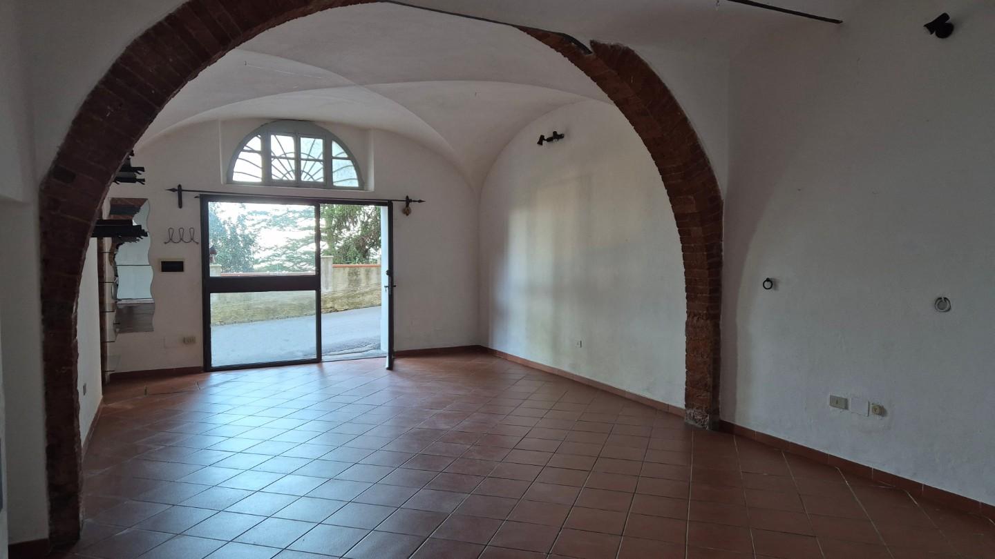 Locale commerciale in affitto, Castagneto Carducci centro del borgo