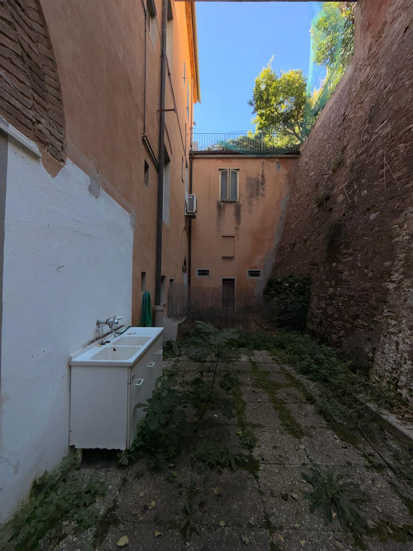 Monolocale con giardino, Castagneto Carducci centro del borgo