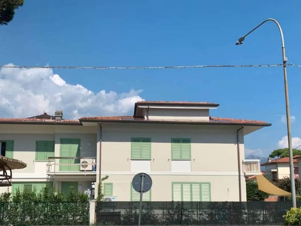 Villa Bifamiliare con giardino, Pietrasanta marina di