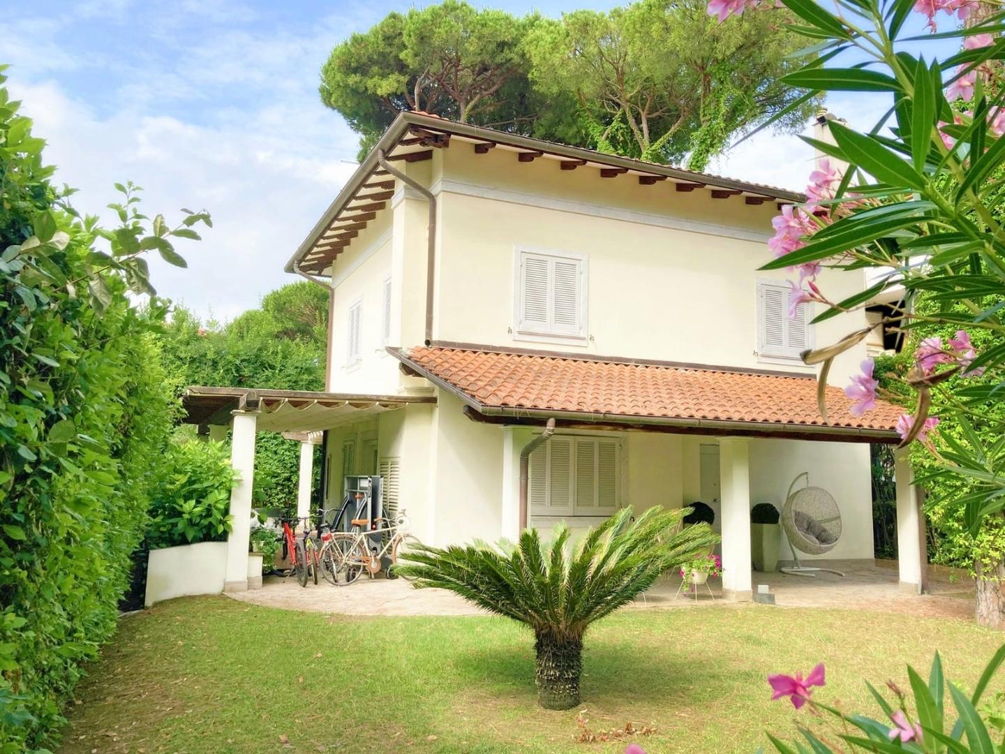 Villa arredata in affitto a Forte dei Marmi